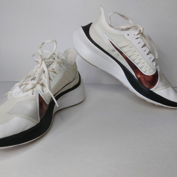 Womans size 8.5 Nike running shoes - Picture 2 of 5